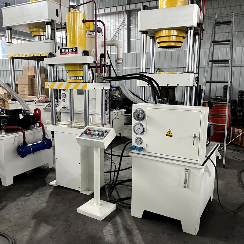 液压机压制牛羊舔砖